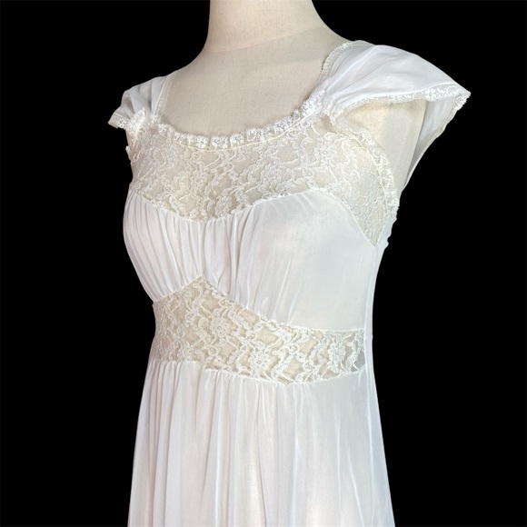 Vintage 60s White Lace Nightgown Peignoir Robe Set - Picture 4 of 11
